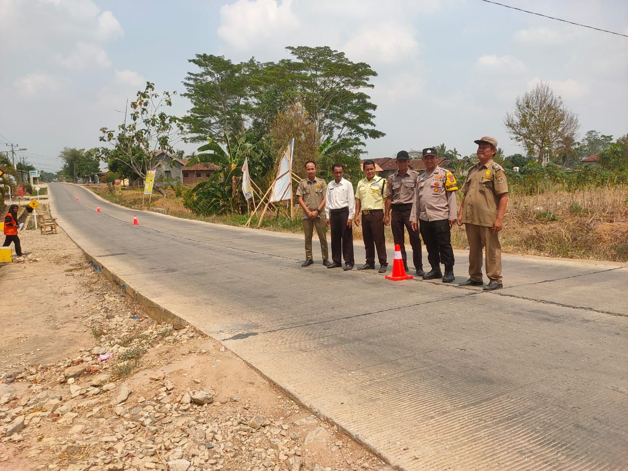 Pemasangan traffic cone lalu lintas  SMK N 1 Seputih Agung bersama Polsek Terbanggi Besar  dan Pol PP Kec. Seputih Agung (Rabu, 01 November 2023)